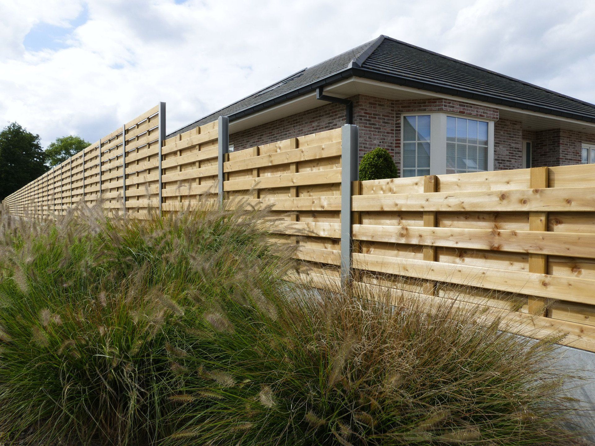 afsluiting, schutting, omheining met houten schermen en steengrijze aluminium metalen palen  Alu-Wood