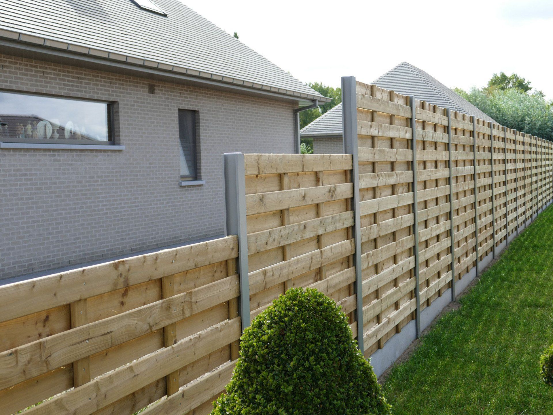 afsluiting, schutting, omheining met houten schermen en steengrijze aluminium metalen palen  Alu-Wood