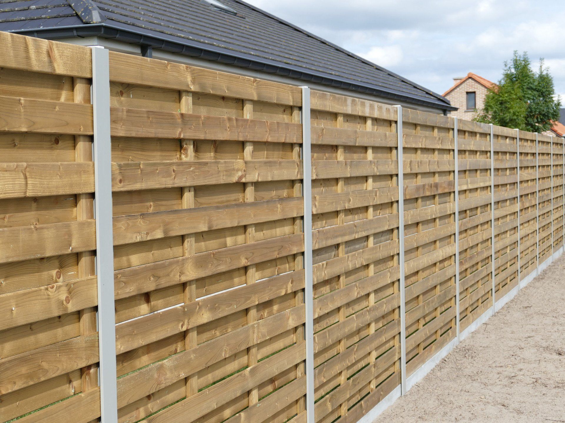 afsluiting, schutting, omheining met houten schermen en steengrijze aluminium metalen palen  Alu-Wood