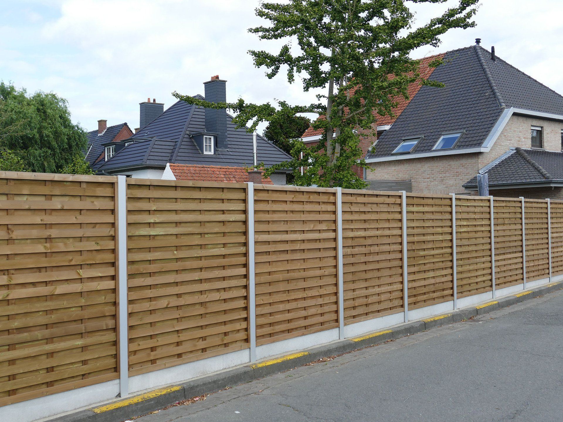 afsluiting, schutting, omheining met schermen en aluminium metalen palen  Alu-Wood