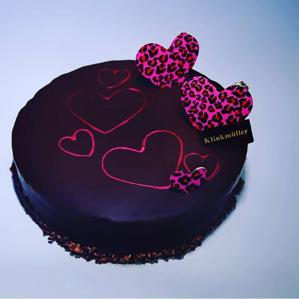 Verzierte Torte zum Valentinstag