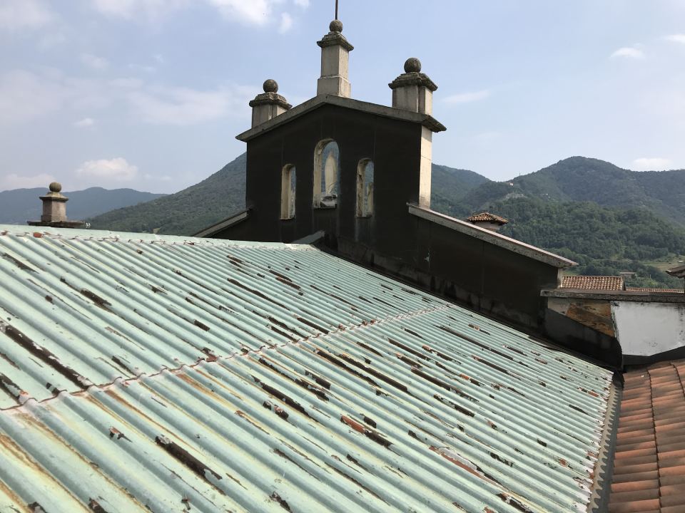 lavoro di rimozione eternit dal tetto di un convento