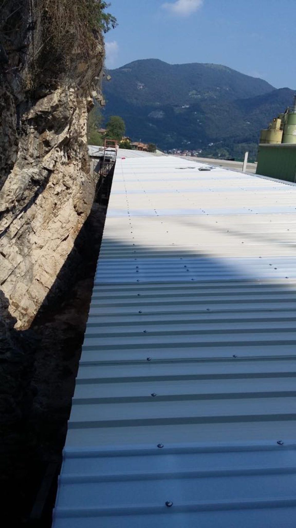 capannone con tetto in lamiera appena sostituito
