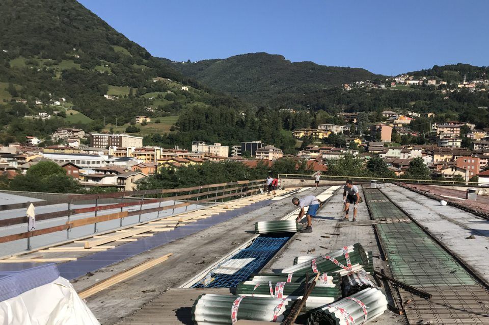 operai per rimozione pannelli in amianto