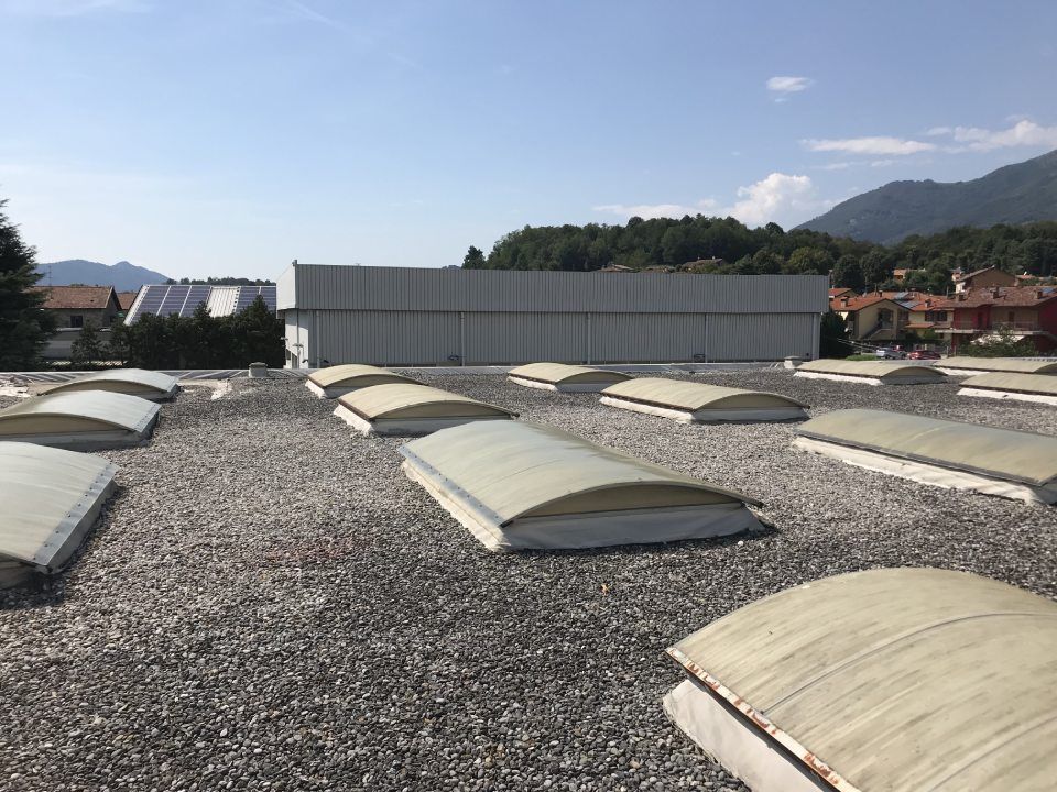 tetto di una struttura edile con pannelli in amianto