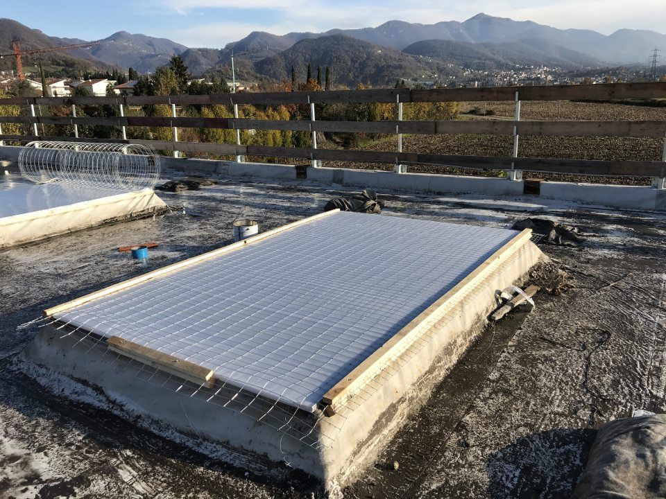 posa di nuovo pannello per copertura edificio industriale