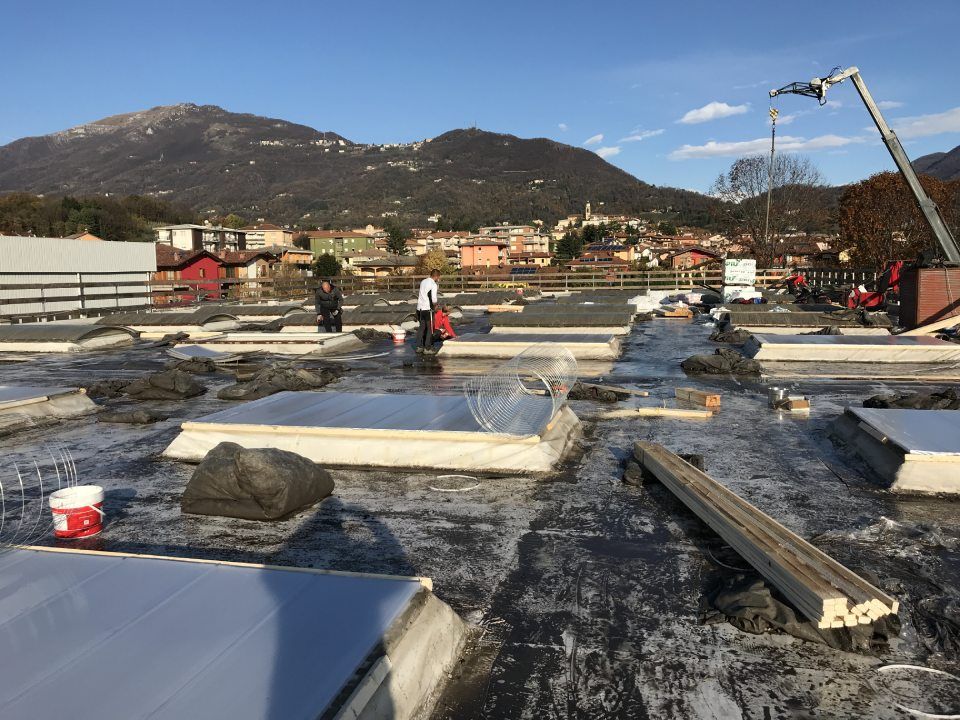 operai per posa di nuova copertura edificio industriale