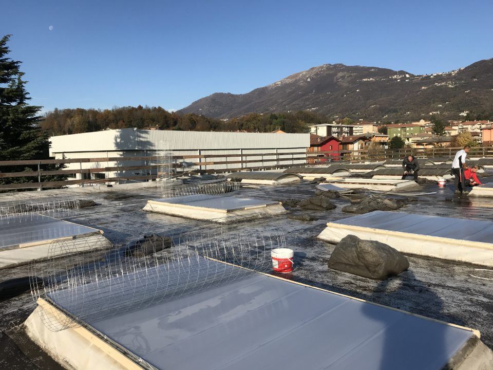 posa di rete per copertura di edificio industriale