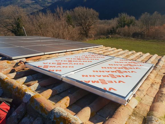 tecnico cambia i filtri del condizionatore