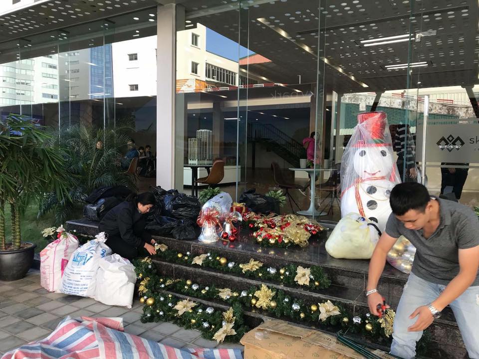 Trang trí cửa kính dây thông