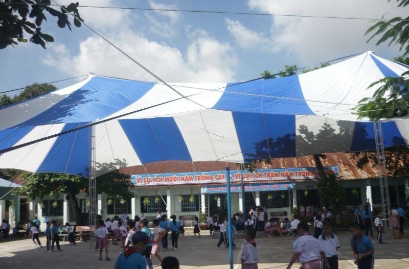 dù che sân trường elip