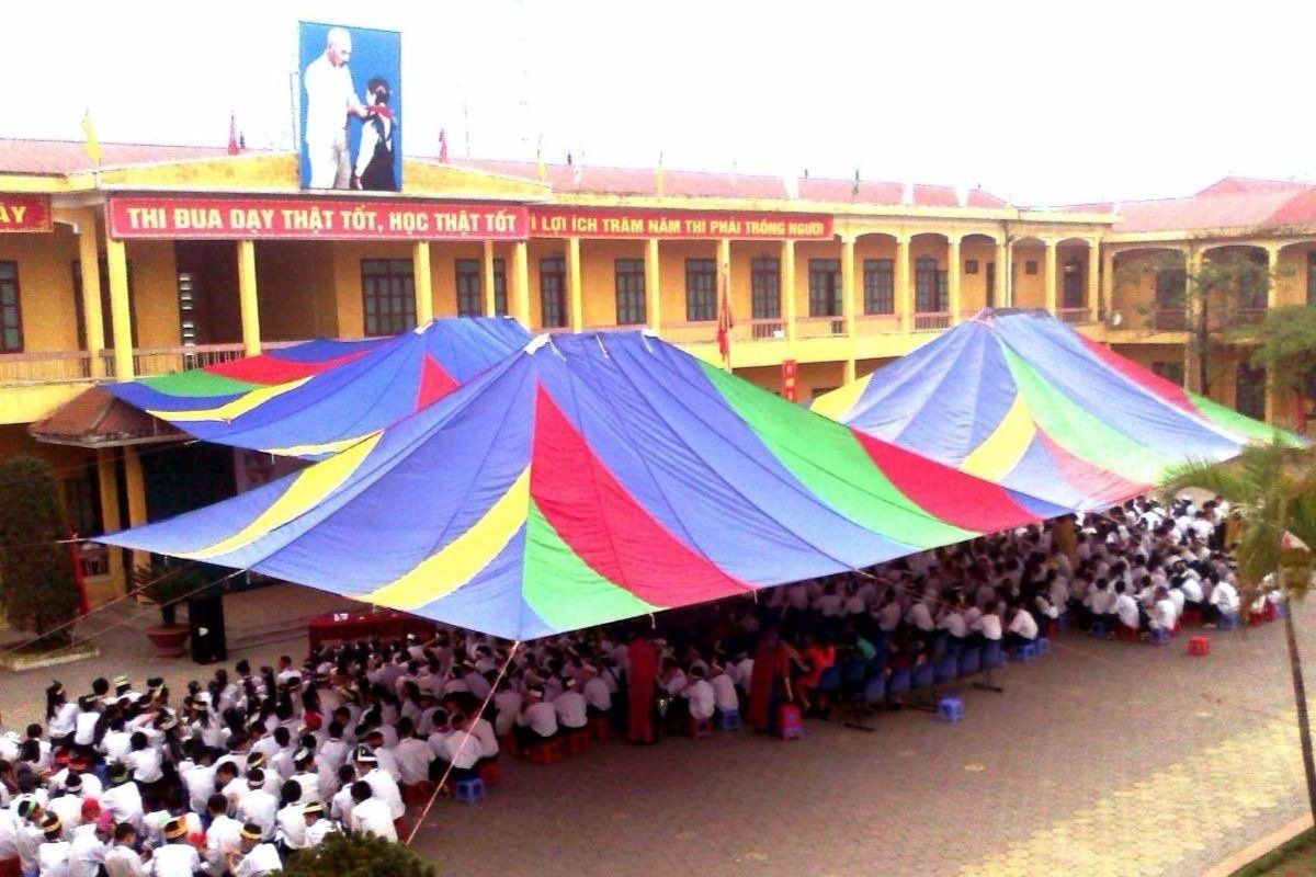 dù che sân trường tiểu học