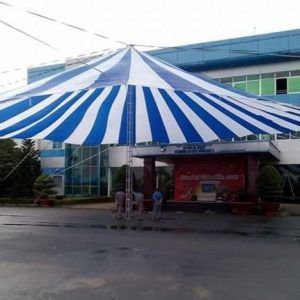 dù che sân trường