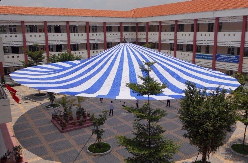 dù che sân trường xanh trắng