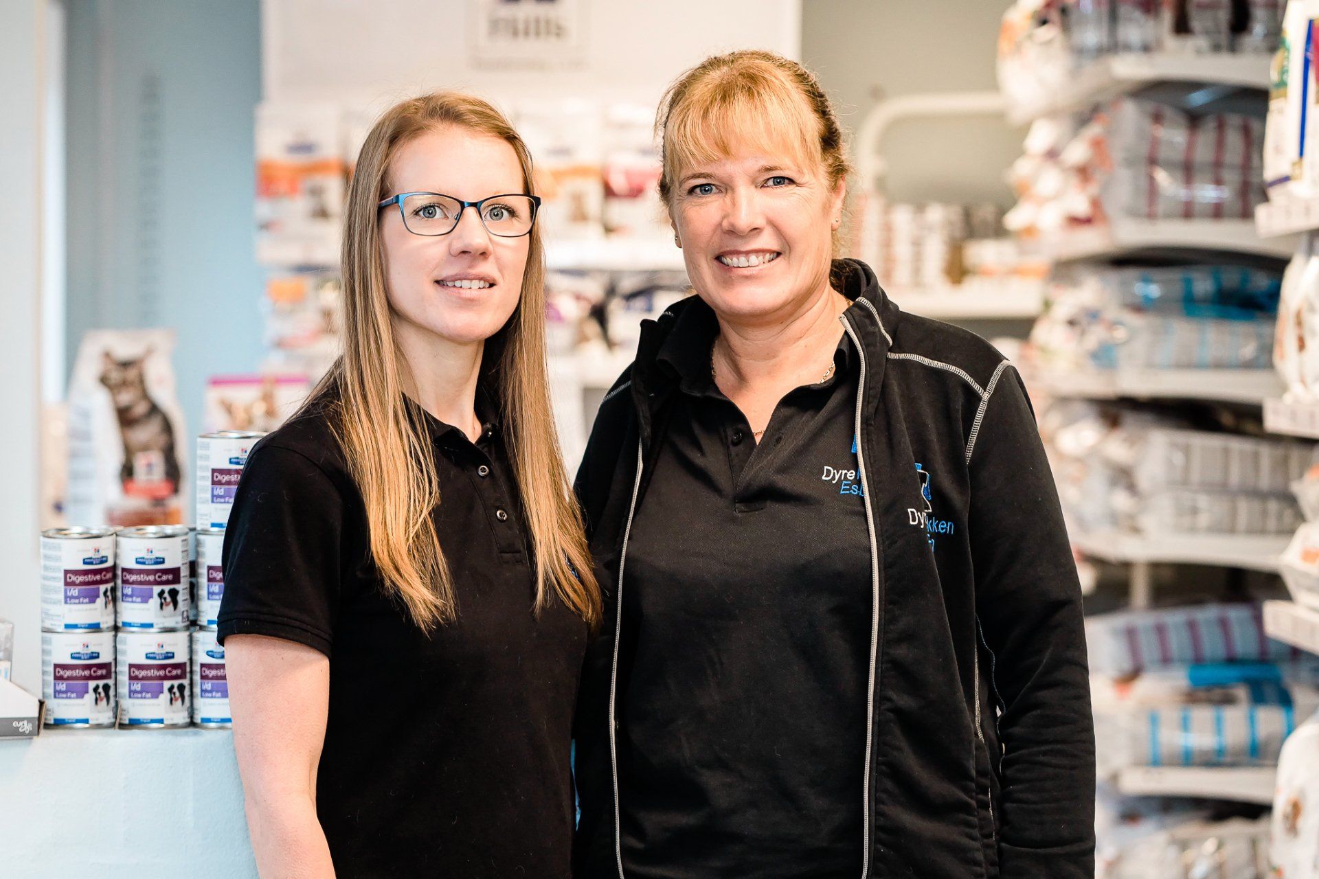 Dyrlæge Mie Nordlund og veterinærsygeplejerske Anna