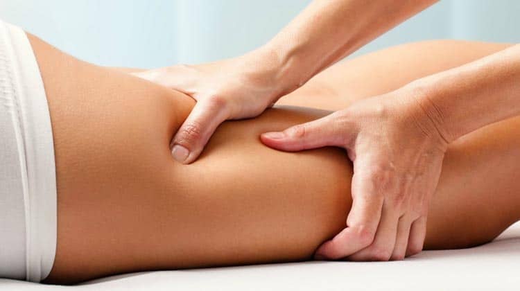 Una donna si sta facendo fare un massaggio allo stomaco.