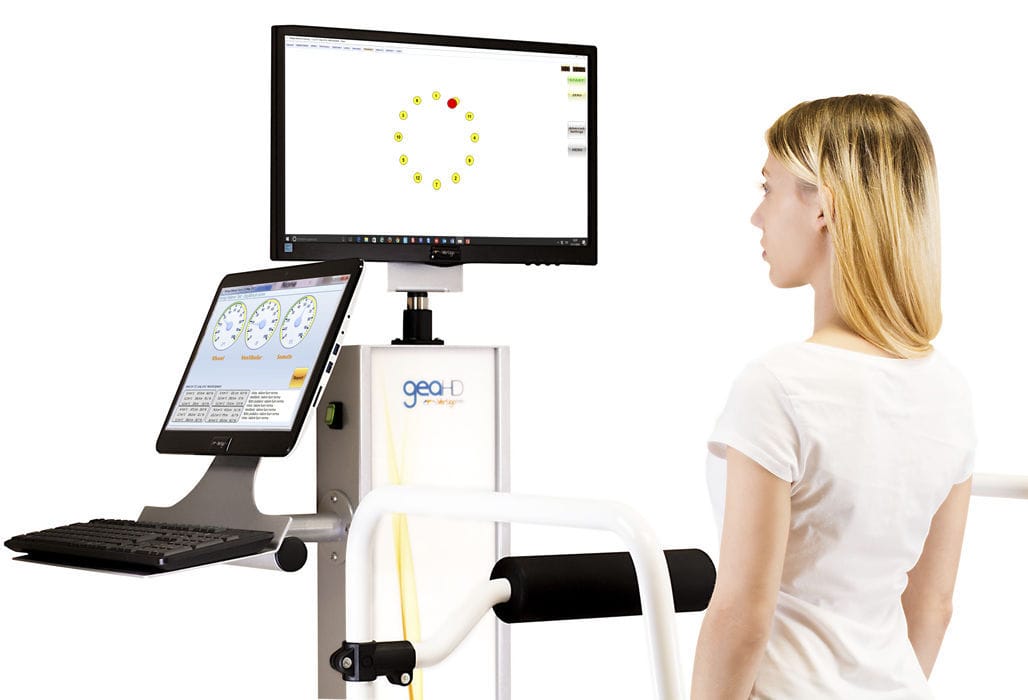 Donna sottoposta a test dell'equilibrio mediante apparecchiatura medica.