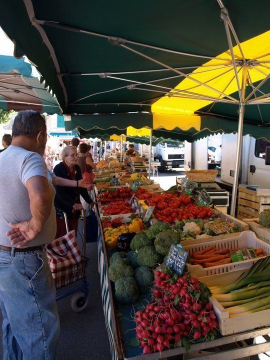 Lovely market in Aulnay on a Sunday morning