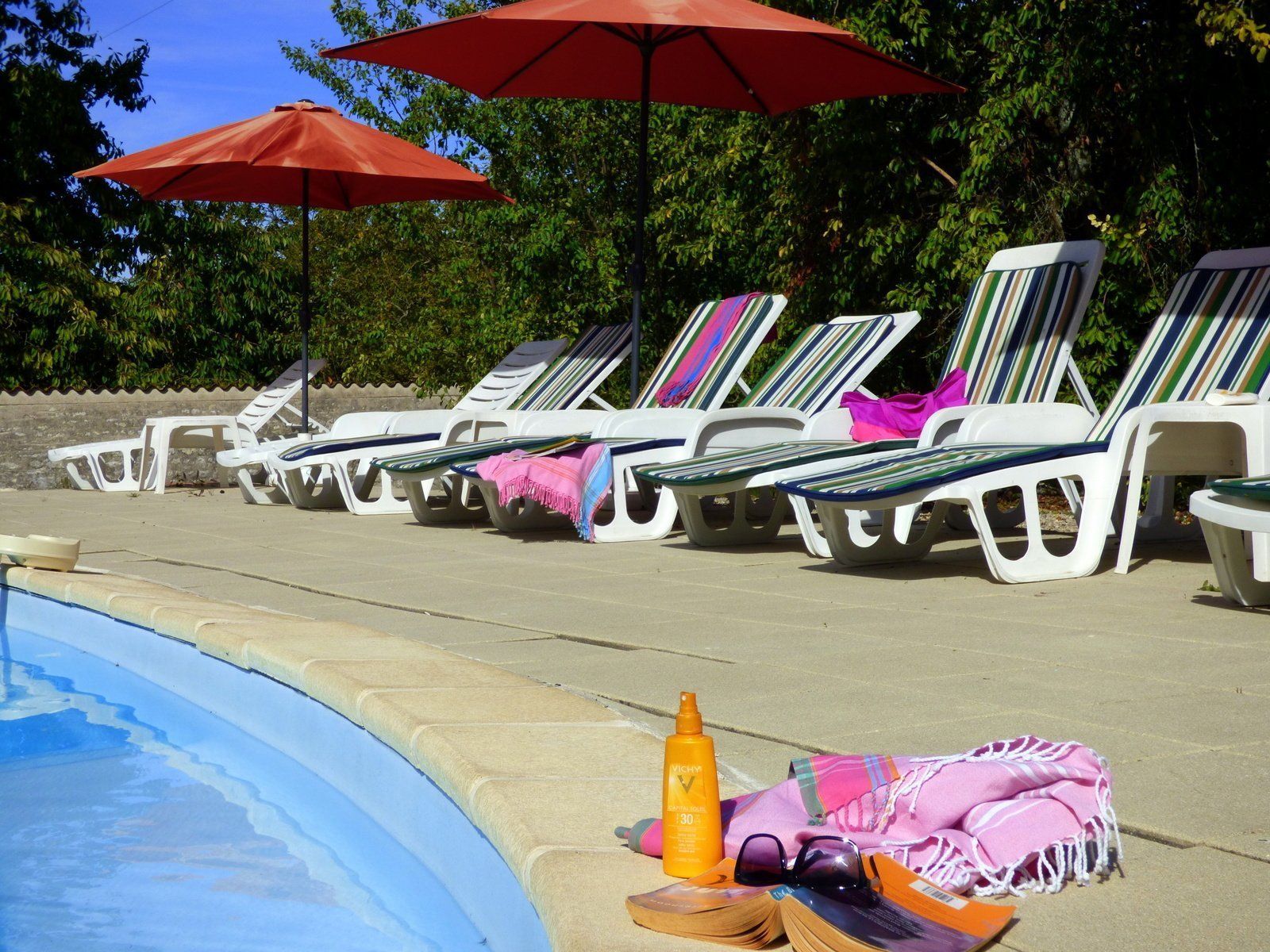 Lovely heated pool with plenty of sun loungers!