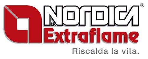 Logo Nordica Extraflame in rosso, nero e grigio con lo slogan “Riscalda la vita”.