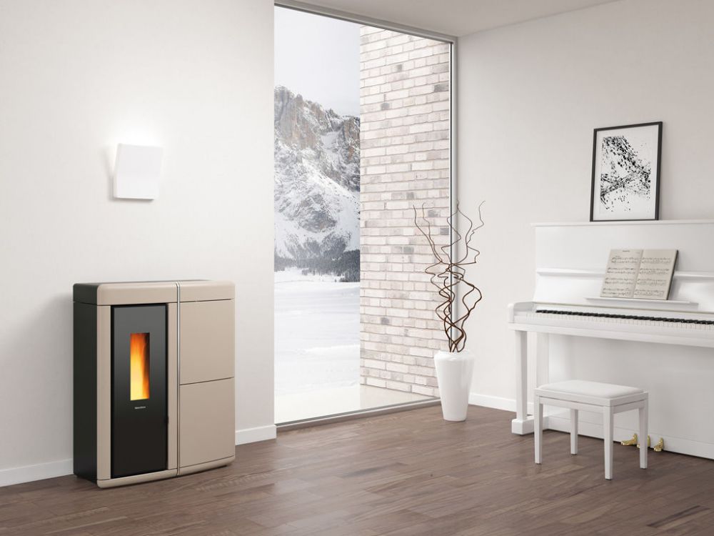 Soggiorno moderno e minimalista con stufa, pianoforte, sgabello e vista innevata dalla finestra.