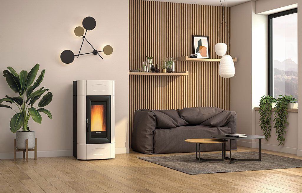Soggiorno moderno con camino, divano marrone, tavolino da caffè, piante e parete decorativa con rivestimento in listelli di legno.