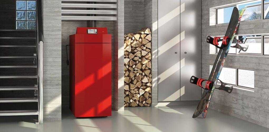 Un armadietto rosso in un garage accanto a una catasta di legna da ardere, una scala e una scala a pioli rossa e nera appoggiata alle finestre.