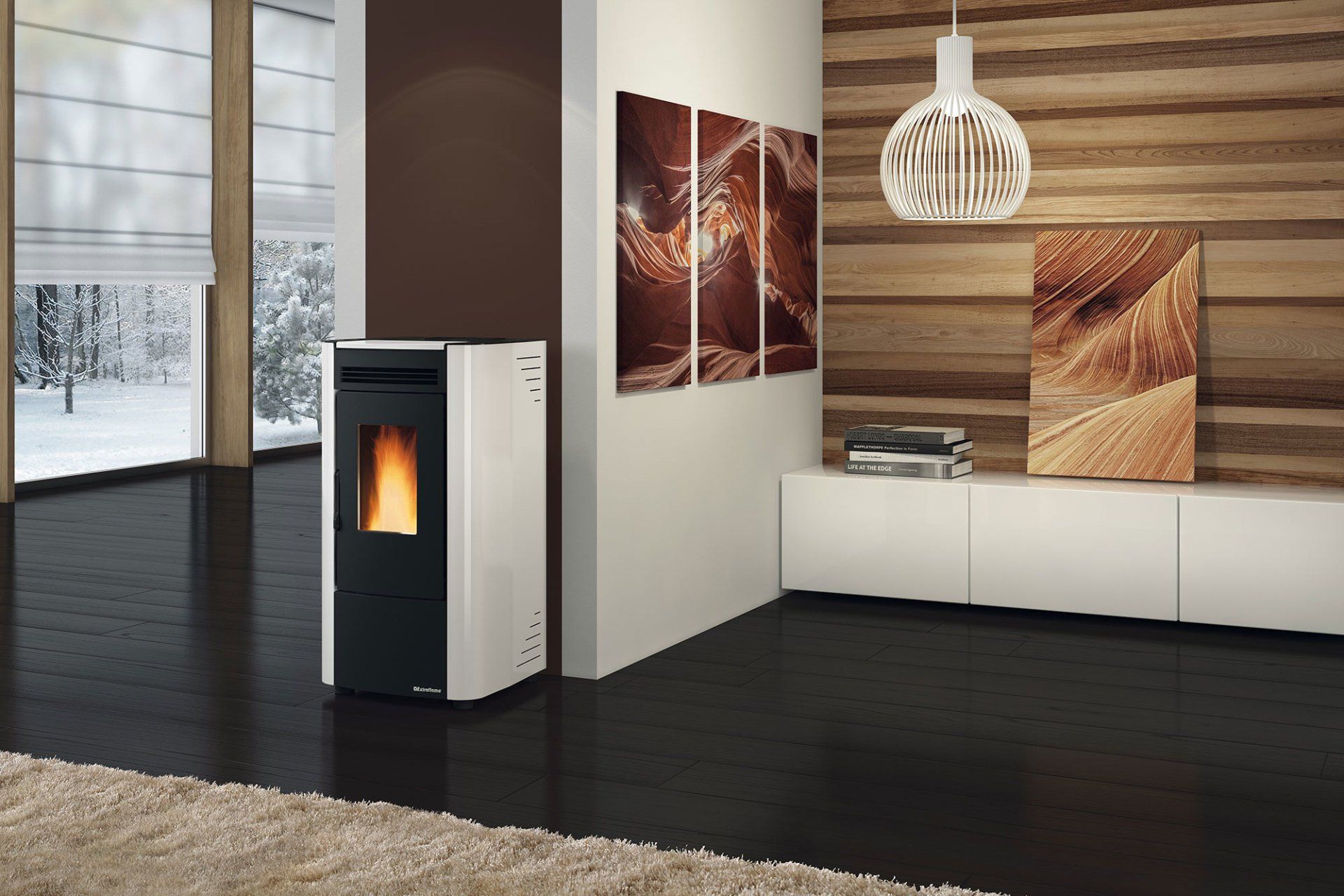 Soggiorno moderno con stufa accesa, ampie finestre, quadri in legno alle pareti e una credenza bianca.