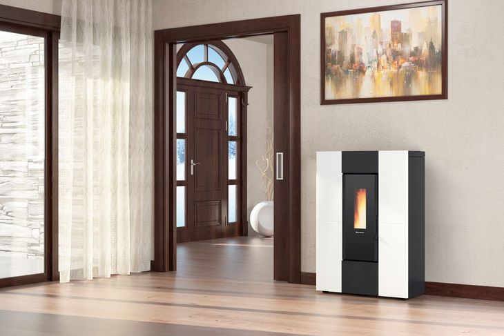 Soggiorno moderno con termosifone a parete bianco e nero vicino a una porta e quadri appesi alla parete.