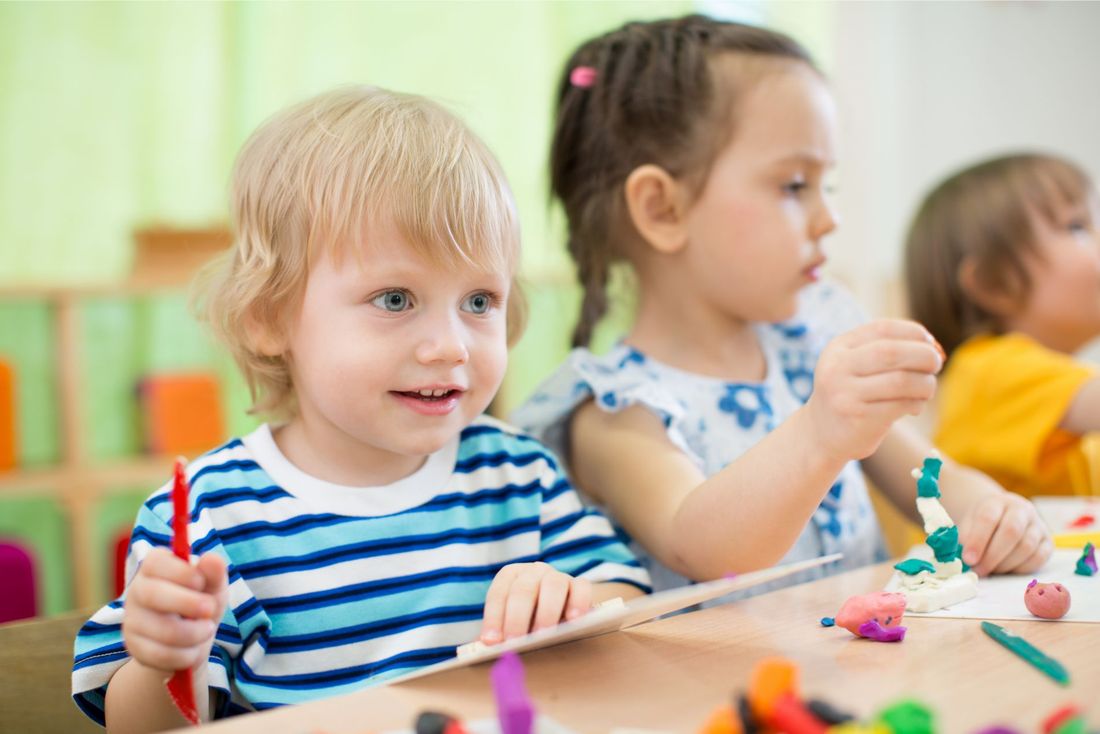 bambini in classe mentre giocano