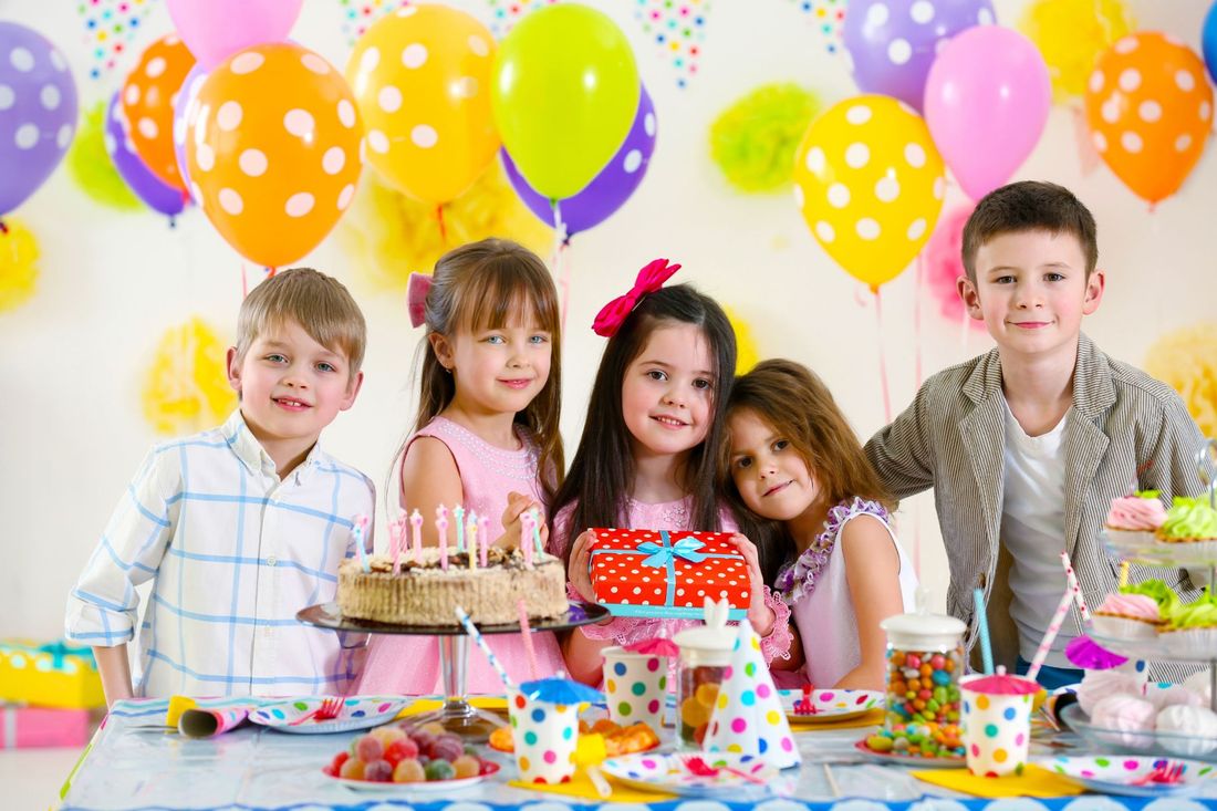 bambini con carpetta e zaino mentre entrano a scuola