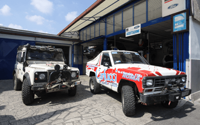 esposizione di auto fuori strada davanti ad officina