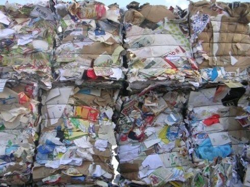 scarti di carta e cartone pressati