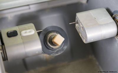 Computergesteuertes Fräsen des Keramik-Inlays Computergesteuertes Fräsen des Keramik-Inlays