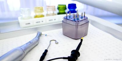 Elektronische Längenmessung der Wurzelkanäle und maschinelle Aufbereitung Elektronische Längenmessung der Wurzelkanäle und maschinelle Aufbereitung