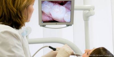 Intraoral-Kamera: Vergrößerter Blick in den Mund Intraoral-Kamera: Vergrößerter Blick in den Mund