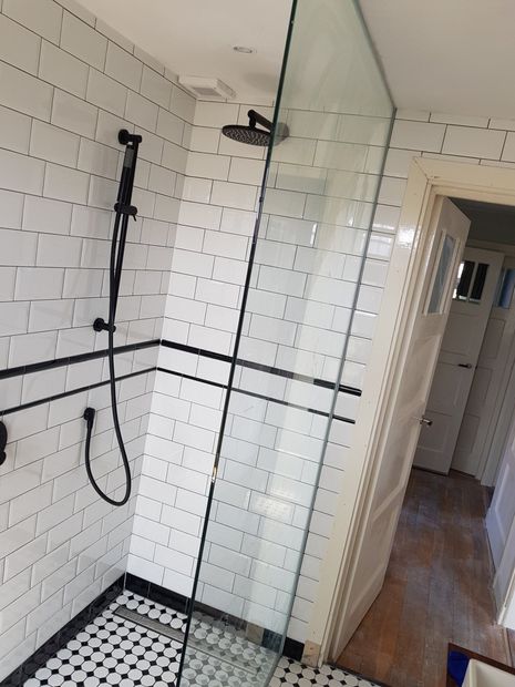 Douche en tegelwerk tijdens badkamer renovatie in Den Haag