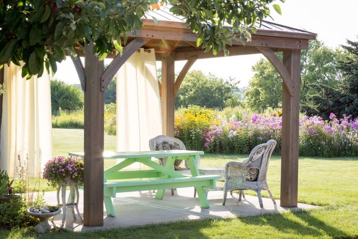 pergola bioclimatica in un giardino