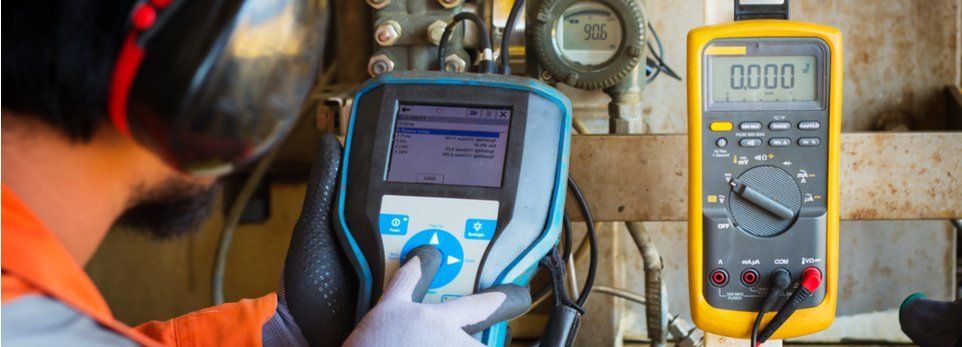 tecnico effettua una taratura elettronica