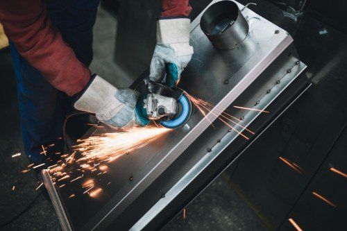 operaio che taglia il ferro