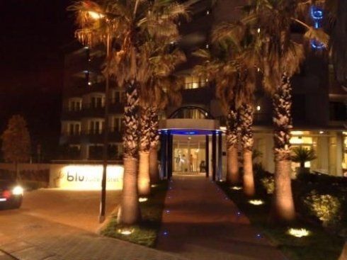illuminazione esterna per ingresso hotel