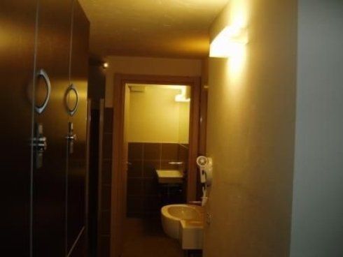 luce a parete per corridoio albergo
