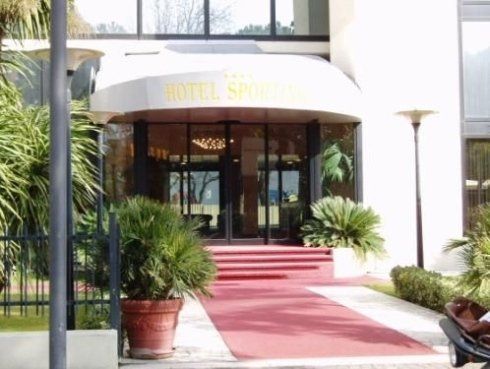 ingresso albergo con tappeto rosso