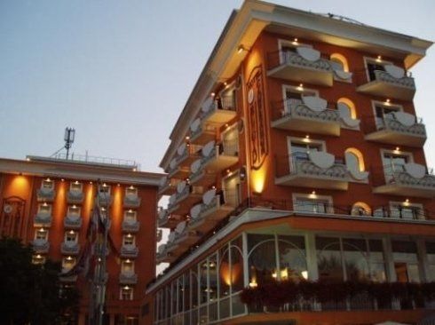 illuminazione facciata albergo con faretti a parete