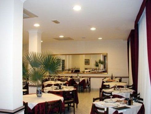 tetto con faretti sala pranzo hotel