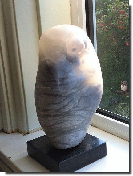 beeld uil albast Laura Ruhé