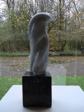 Beeld abstract albast Annekoos Kleijn