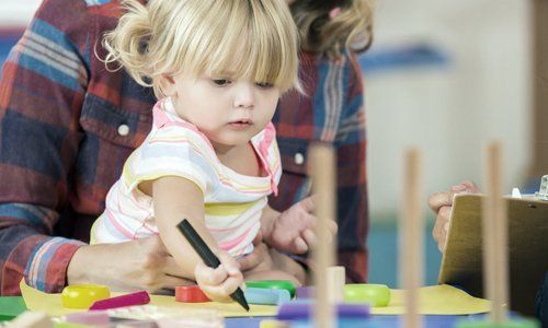 child using a felt tip pen