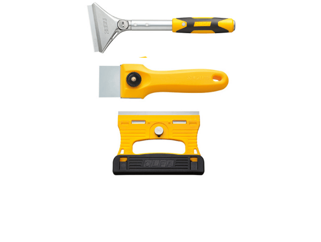 Tres tipos diferentes de espatulas con mangos amarillos sobre fondo blanco.