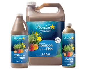 Trois bouteilles d'engrais de poisson hydrolysé Acadie avec plantes et les chiffres 2-4-0,5.